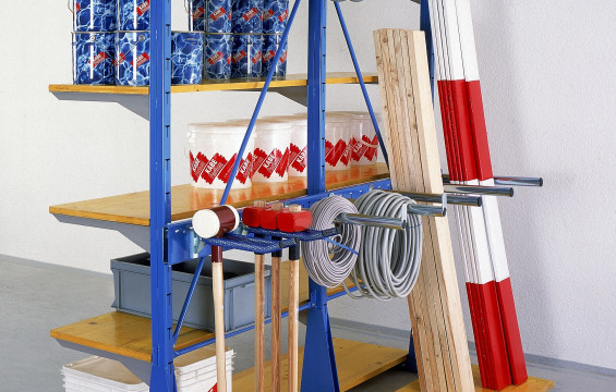 Regal freistehend, doppelseitig mit starken Konsolen, Gabelkonsolen, Rohrkonsolen, Kabelkonsolen