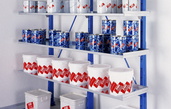 Kragarmregal einseitig, freistehend mit Blech Tablaren